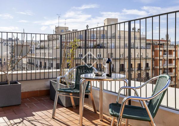 Excellent 1-bedroom penthouse with 15 m² terrace for rent in Eixample Right