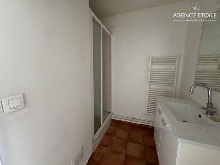 Appartement 3 pièces 57m2 MARSEILLE 8EME 950 euros - Photo 2