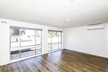 Light Three Bedroom Property - Photo 5