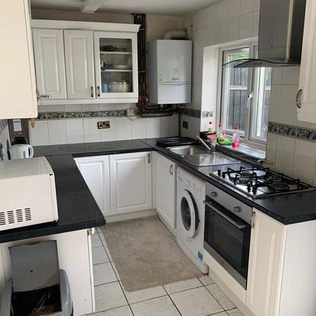 Room in a Shared House, Atherton Road, E7 - Photo 4