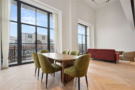 An exceptional duplex apartment situated in one of the most sought-after developments in London - Photo 5