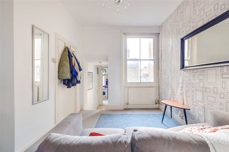 A conveniently located two bedroom first floor apartment on Fulham Road. - Photo 5