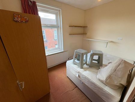 3 bedroom flat to rent - Photo 4