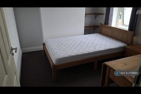 1 bedroom in a house share to rent - Photo 2