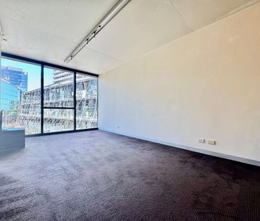 Modern 2-Bedroom Apartment in the Heart of Docklands - Photo 3