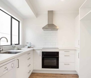 Refurbished Three-Bedroom, Two-Bathroom Townhouse in the Heart of P... - Photo 1