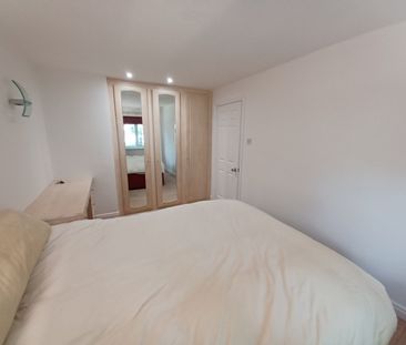 3 bedroom terraced garage/parking space to rent - Photo 6