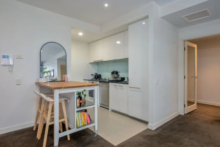 Modern 1-Bedroom Apartment with Study in Travancore - Photo 3