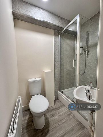 1 bedroom in a house share to rent - Photo 4