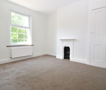 3 bedroom end of terrace house to rent - Photo 2