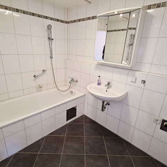 MOSSBACHERGASSE, sonnige 63 m² Neubau mit 12 m² Loggia/Terrasse, Wohnküche, 1 Zimmer, Wannenbad, Parketten - Photo 1