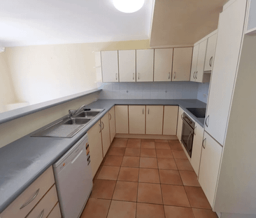Convenient Townhouse Living in the Heart of Sinnamon Park - Photo 3