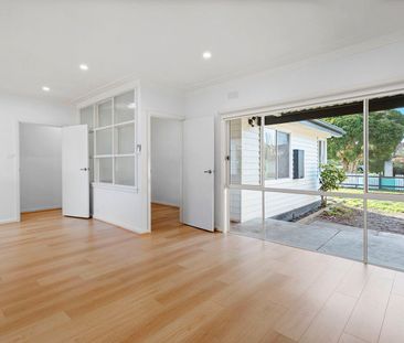 SPACIOUS 3 BEDROOM FAMILY HOME IN GREAT LOCATION - Photo 2