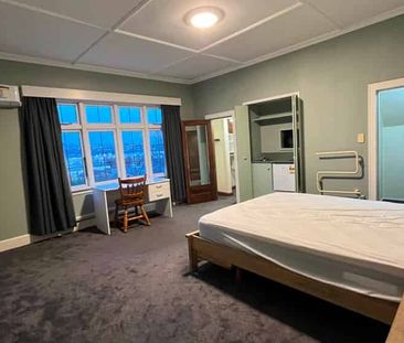 Spacious Fully Furnished Ensuite Room - Photo 5