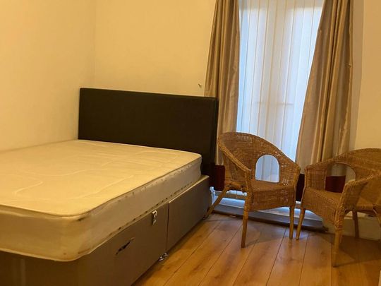 4 bedroom end of terrace house to rent - Photo 1