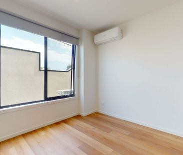 Urban ease, two-bedroom townhouse plus study space - Photo 3