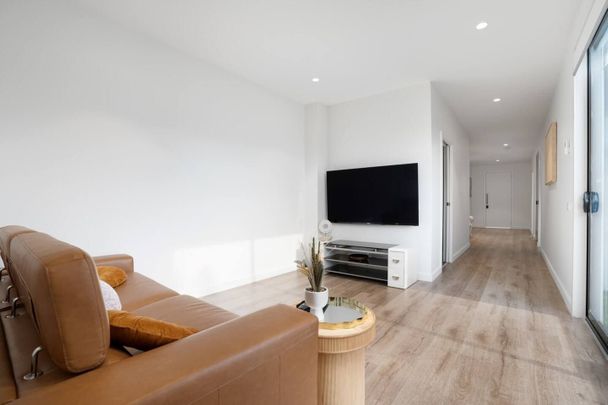 3 BEDROOM | MODERN | STYLISH HOME - Photo 1