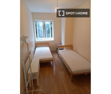 Bed for rent in 2-bedroom apartment in Waterville, Dublin - Photo 4