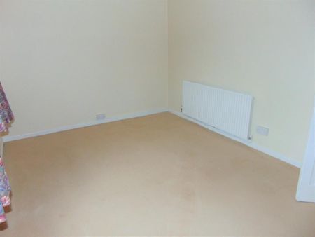 2 bedroom ground floor flat to rent - Photo 2