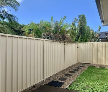 Spacious villa with private rear lane access - Photo 6