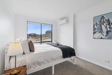 Spacious 5-Bedroom Furnished Home in the Heart of Jindabyne - Photo 5