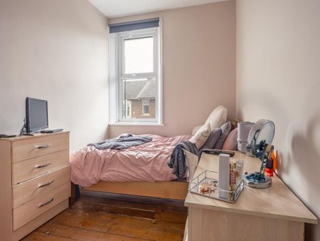 3 bedroom flat to rent - Photo 3