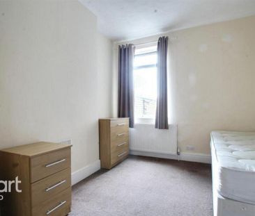 5 bedroom end of terrace house to rent - Photo 2