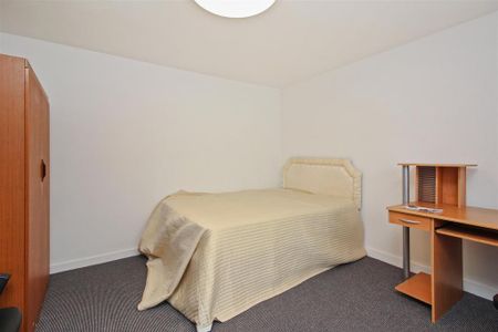 4 bedroom semi-detached house to rent - Photo 4