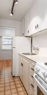 Cambie St - Bachelor Unit Available - Photo 1