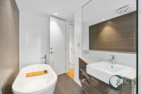 “Luxury Ground Floor Apartment in Prime Location” - Photo 4