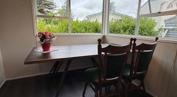 A home on 1/4 acre in the centre of Riverhead - Photo 1