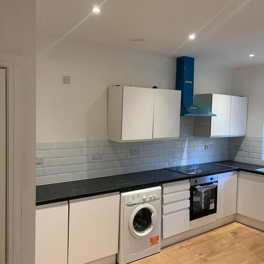 £900 PCM (Water Bills Included), Spacious One Bedroom Maisonette with Small Private Garden in North Clive Street, Grangetown, Cardiff, CF11 6NP - Photo 2