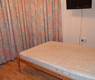 3 bedroom flat to rent - Photo 2