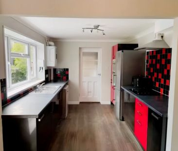 5 Bed 3 Bath - Photo 3