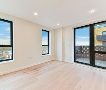Apartment in the popular Hanwell Square development. - Photo 1