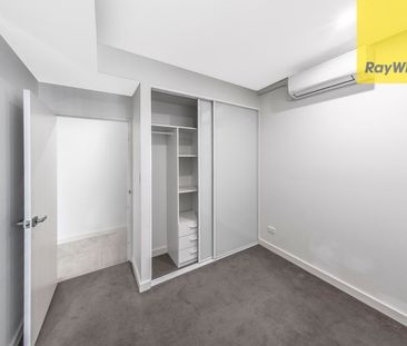 MODERN TWO BEDROOM APARTMENT IN PRIME LOCATION WITH GARDEN ASPECT - Photo 4