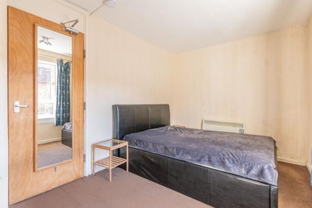 3 bedroom flat to rent - Photo 3