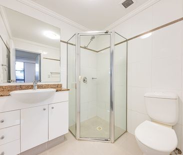 Modern Two Bedroom Apartments in Prime Location - Top floor aparment - Photo 5