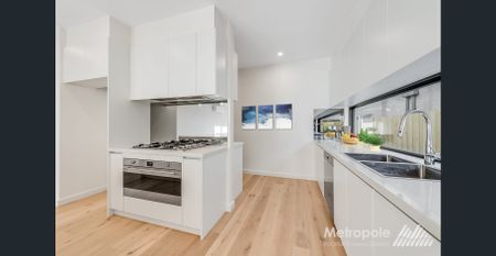 CONTEMPORARY, SPACIOUS AND STYLISH - Photo 4