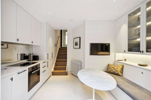 Beautifully presented and fully furnished two bedroom apartment in a prime South Kensington location. - Photo 1