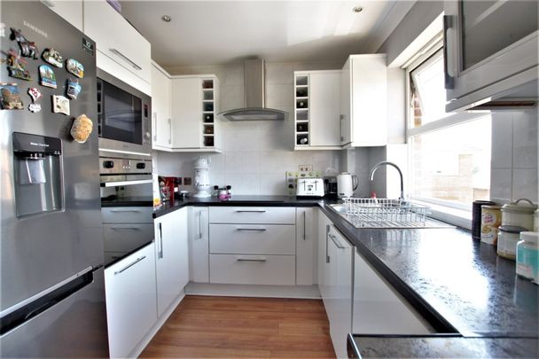 Barker Road, Chertsey - 2 bedrooms Property for lettings - Seymours - Photo 1
