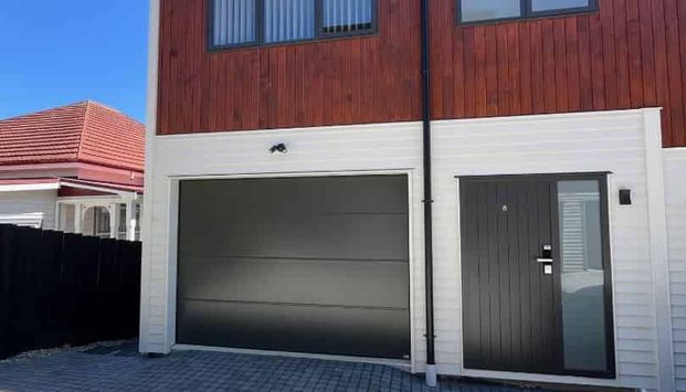 For Rent Ã¢Ãâ¬Ã" Luxury Townhouse with Sea Views Mt Albert - Photo 1