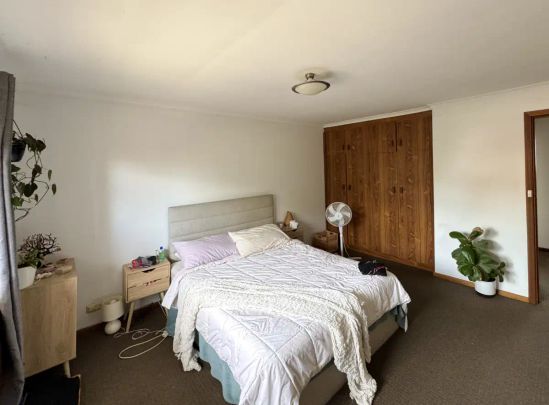 “Hi, I’m your well-located spacious 2-bedroom townhouse” - Photo 1