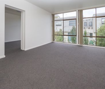 Generous One Bedroom Apartment! - Photo 4