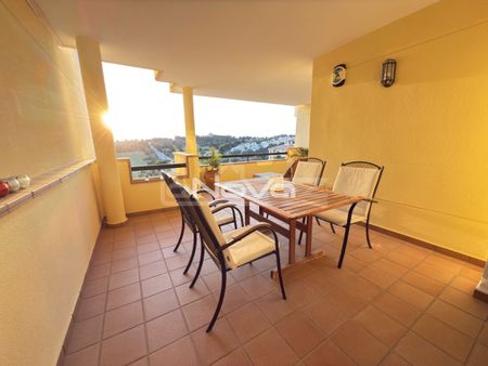 Noble luxury. Two bedroom apartment in a quiet urbanization overlooking the sea and golf cour - Photo 5