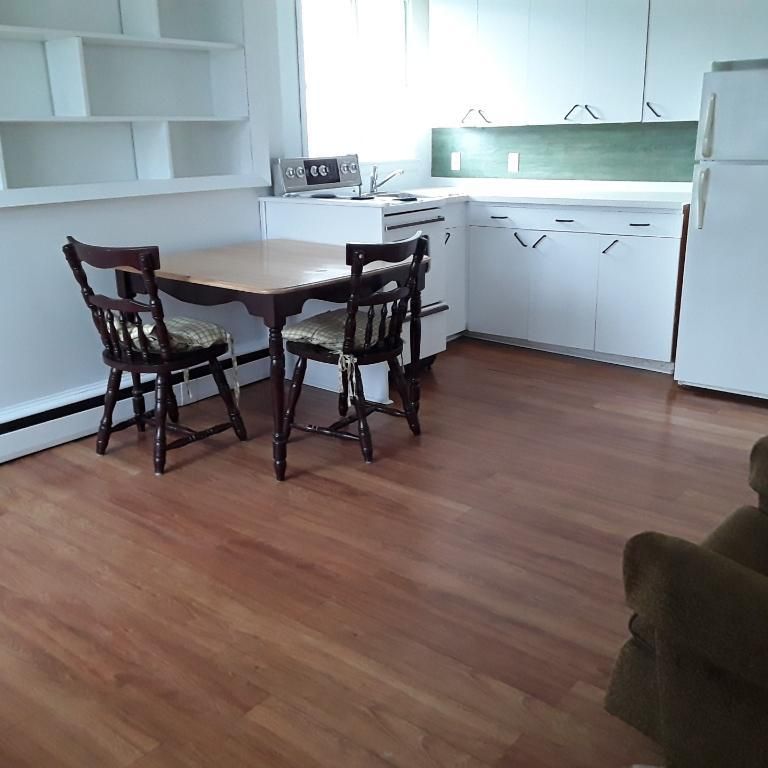 31/2 juillet chauffé, éclairé , semi-meublé, - Photo 2