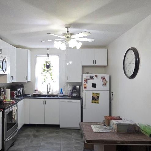 4 1/2 au Coeur de Saint-Jerome, Duplex, 3 Parking, Wifi, Thermopompe, Pret pour borne EV! - Photo 1