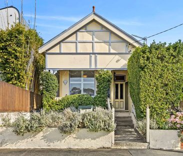 CHARMING, SINGLE LEVEL THREE-BEDROOM HOME - Photo 5