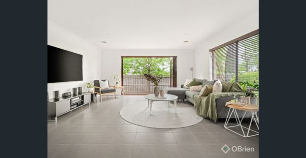 Space, Style and Sunlight - Photo 1