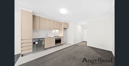 Large One Bed Apt plus lockup garage in Mortlake - Photo 5